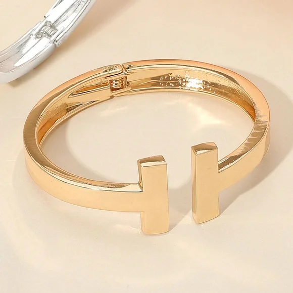 Elegant Gold Women's Bracelet - Picture 1 of 1